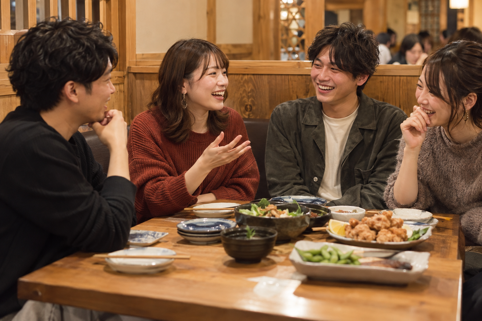 会話を楽しむ四人の男女