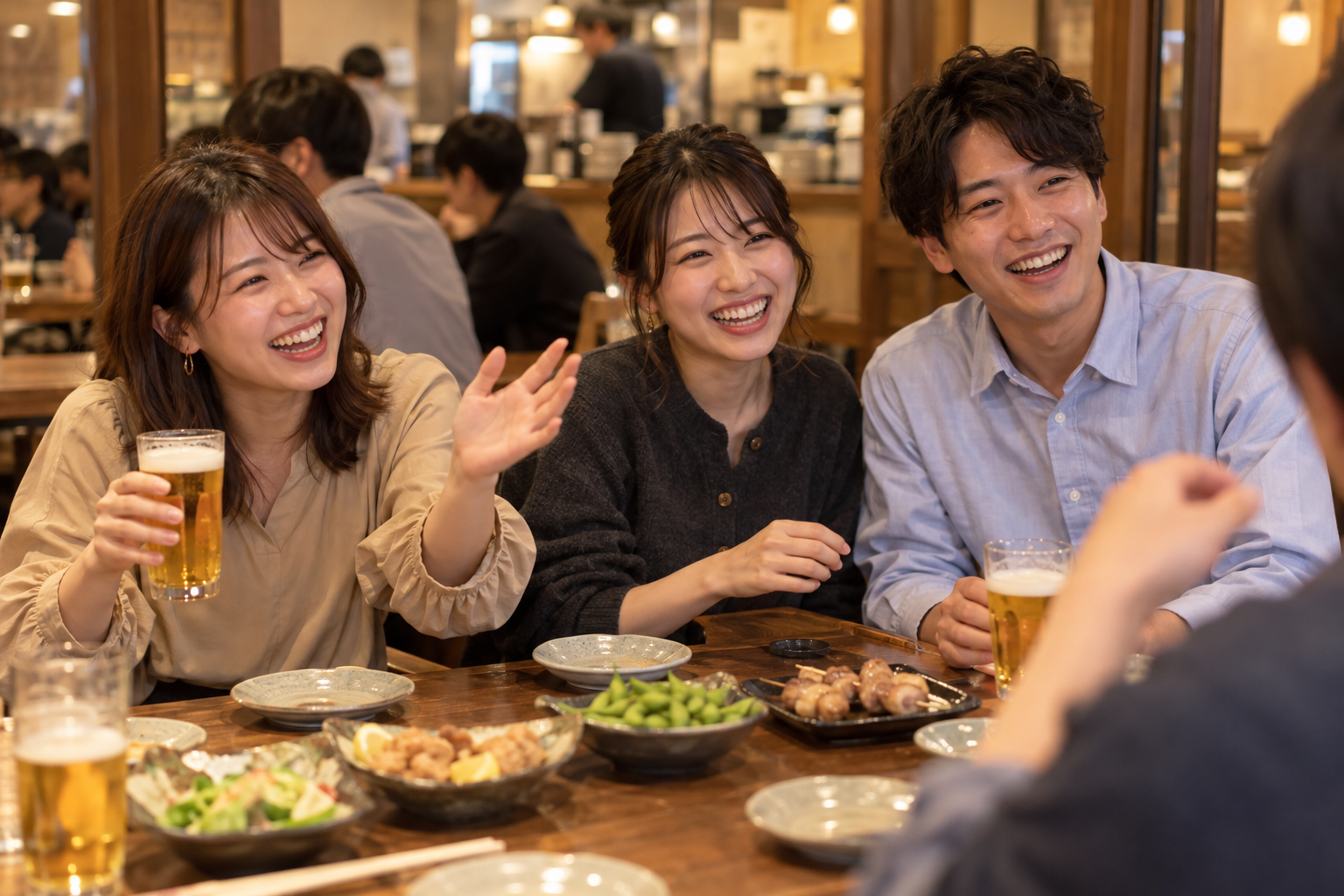 同じテーブルの相手へ笑顔を向ける三人