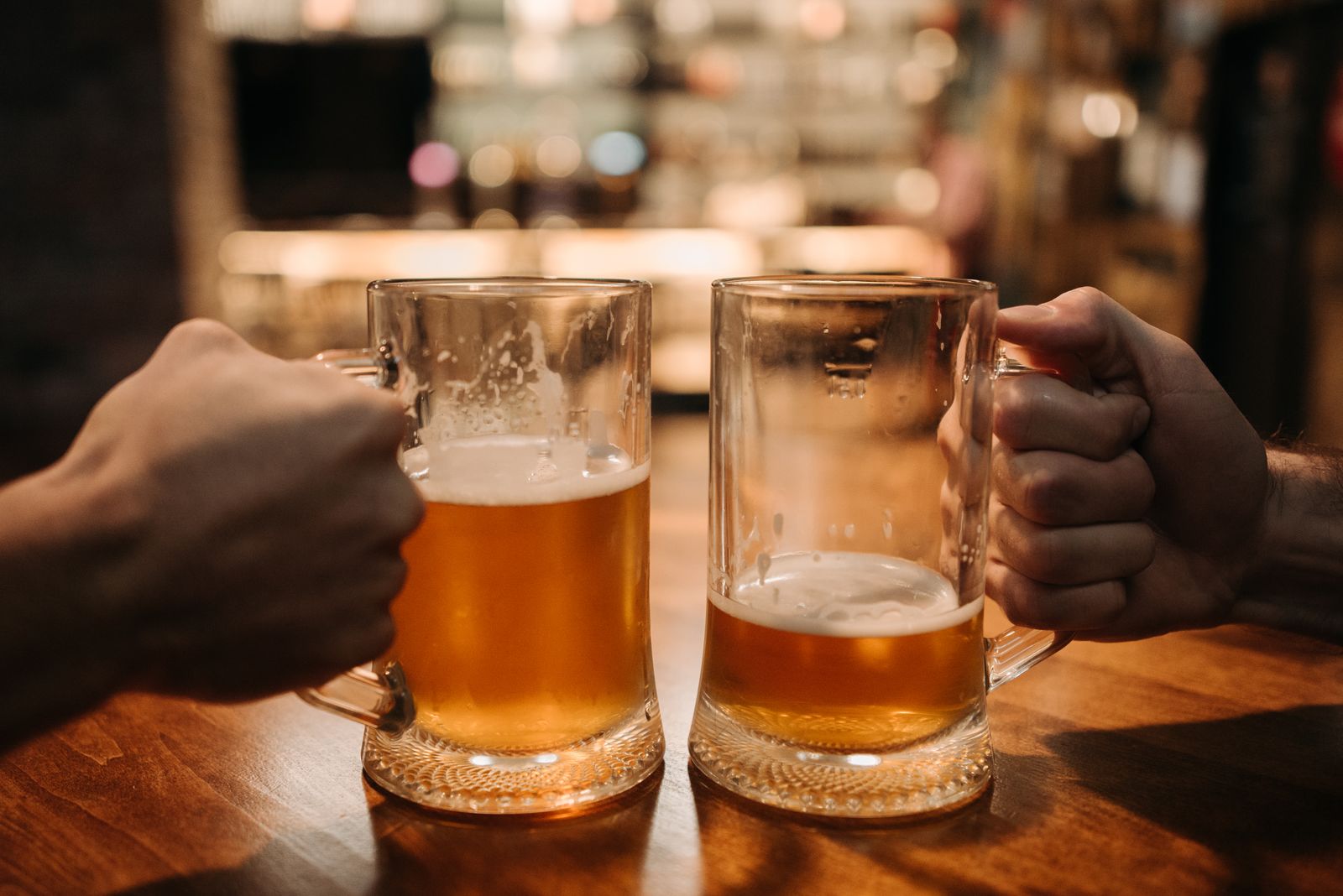 ビールのグラスを合わせる乾杯の手元